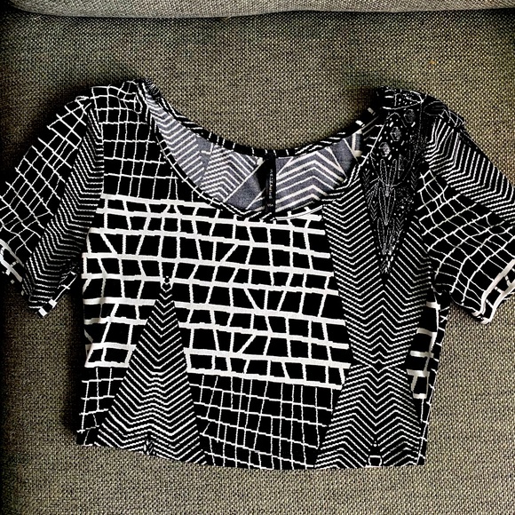 Black and white graphic crop top - Picture 1 of 3